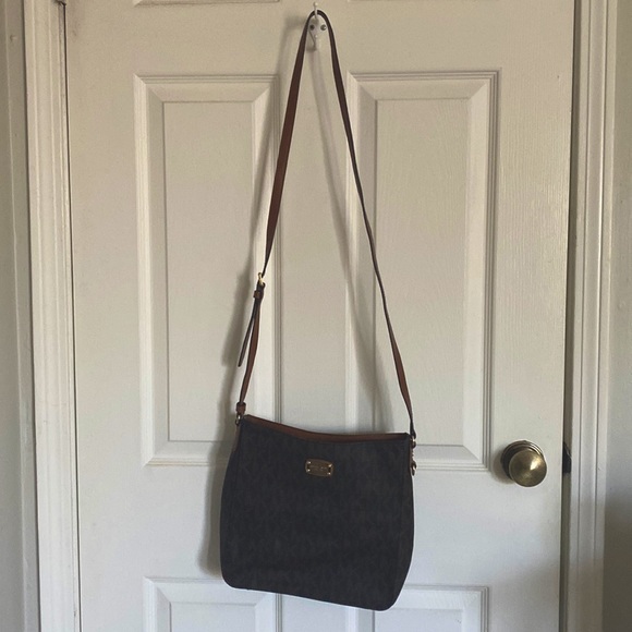 Michael kors crossbody purse - Picture 1 of 6